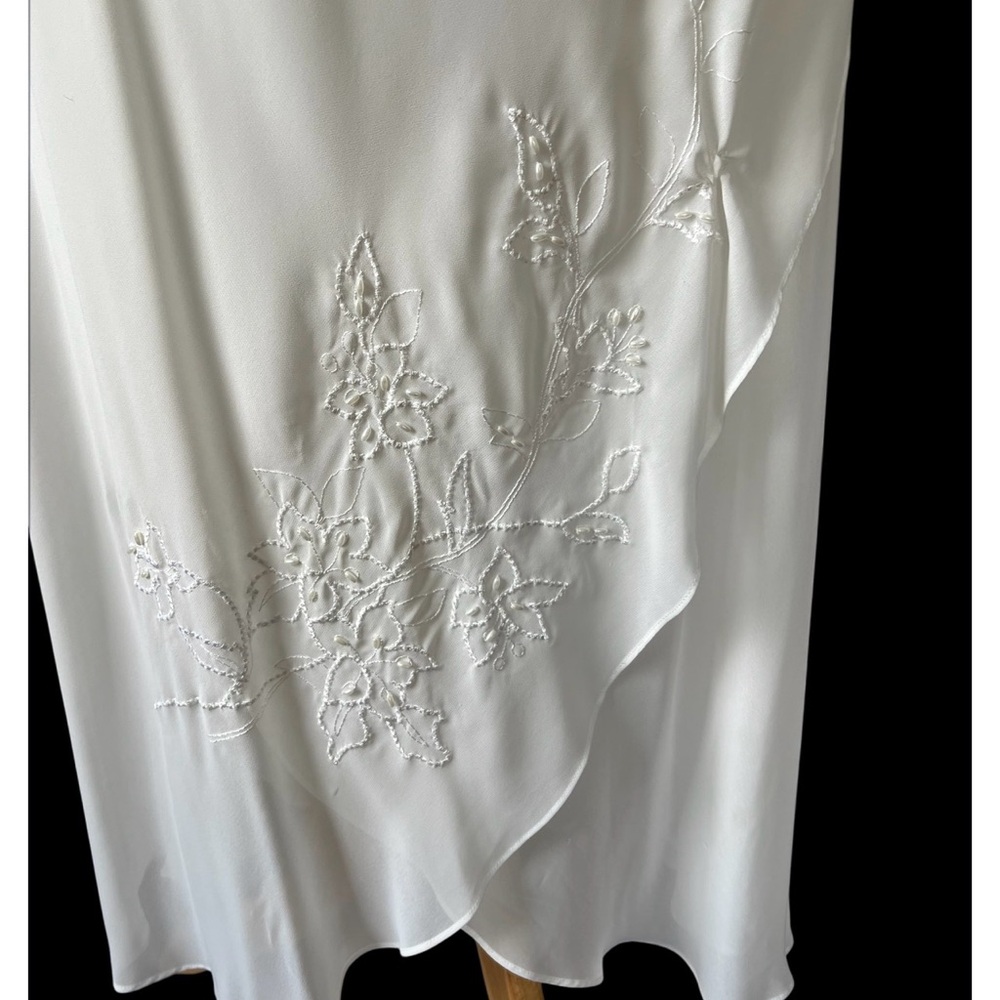 White bridal nightgown with matching robe